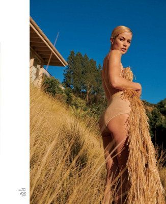 CAROLYN MURPHY in Elle Magazine, March 2020