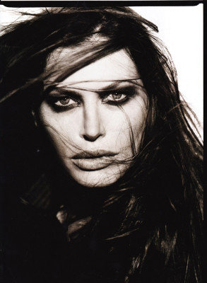 Carre Otis pic #318135