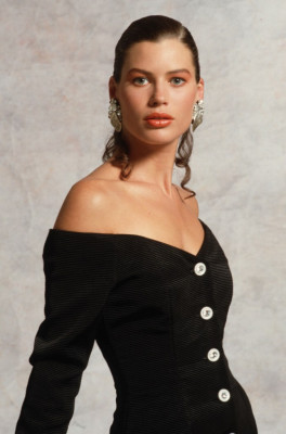 Carre Otis pic #406046
