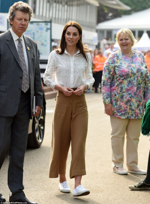 Catherine, Duchess of Cambridge pic #1180320