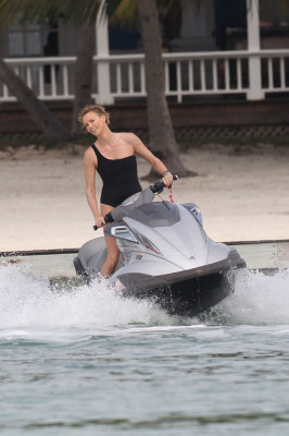 Charlize Theron pic #713493