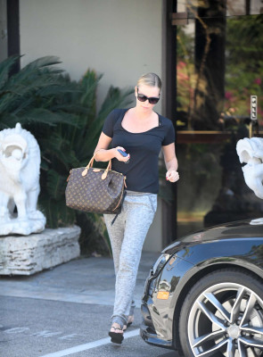 Charlize Theron pic #910043