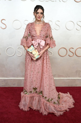 Charlotte Lawrence – Oscars 2025 Red Carpet
