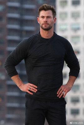 Chris Hemsworth - On The Set of &#039;Hugo Boss&#039; (December 2019)