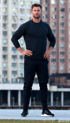 Chris Hemsworth - On The Set of &#039;Hugo Boss&#039; (December 2019)