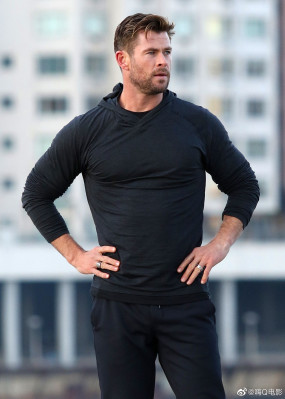 Chris Hemsworth - On The Set of &#039;Hugo Boss&#039; (December 2019)