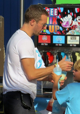 Chris Martin in Santa Monica 06/08/2014