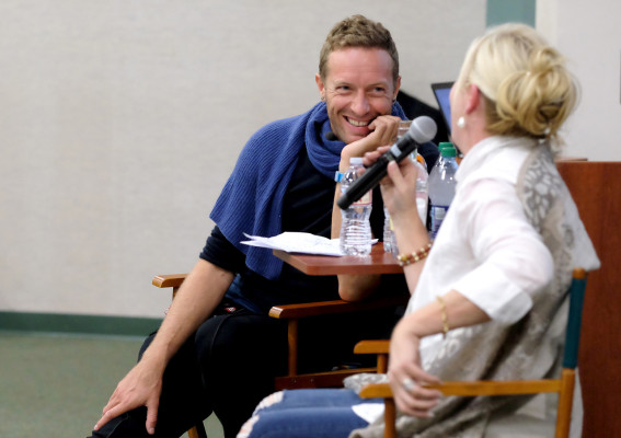 Chris Martin in Beverly Hills Public Library 05/18/2017