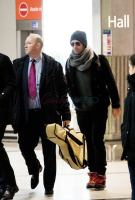 Chris Martin catch a flight out of Paris 12/20/2017