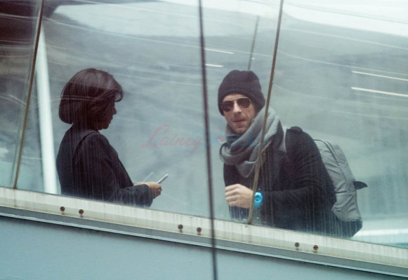 Chris Martin catch a flight out of Paris 12/20/2017