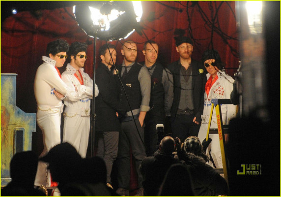 Chris Martin - Christmas Lights Videoshoot 11/25/2010