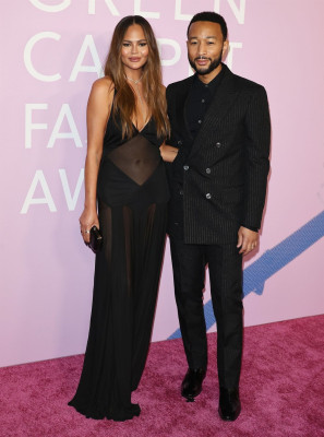 Christine Teigen – Green Carpet Fashion Awards in West Hollywood