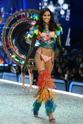 Cindy Bruna pic #990737