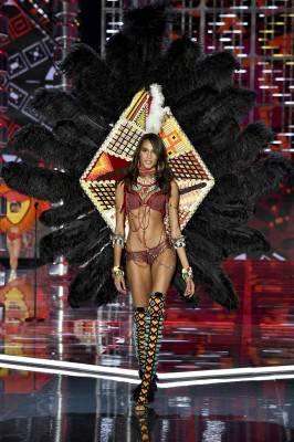 Cindy Bruna pic #1017496
