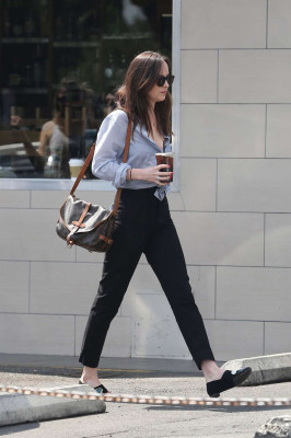 Dakota Johsnon – Shopping at a Pet Store in Los Angeles