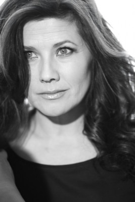 Daphne Zuniga pic #676731