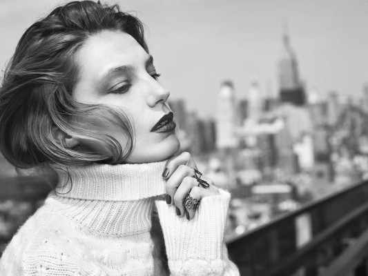 Daria Werbowy - photoshoot in Air France for Madame Figaro