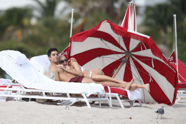 Devon Windsor in Bikini on the beach in Miami