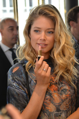 DOUTZEN KROES Color Riche L’Oreal Paris x Balmain Premiere in Paris 09/01/2017