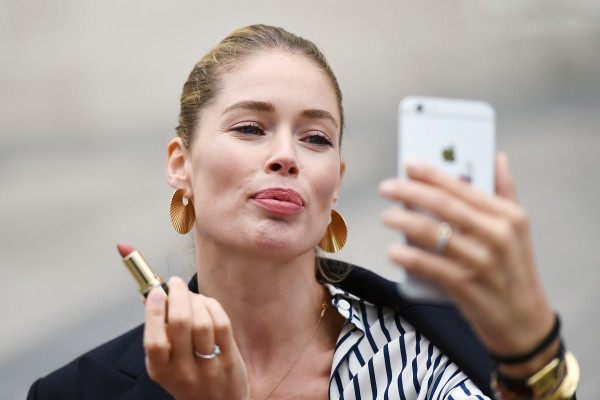 DOUTZEN KROES on the Set of a Photoshoot at Arc De Triomphe in Paris 10/01/2017 