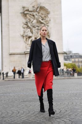 DOUTZEN KROES on the Set of a Photoshoot at Arc De Triomphe in Paris 10/01/2017 