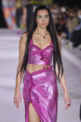 Dua Lipa - Versace Fashion Show at Milan Fashion Week 09/25/2021