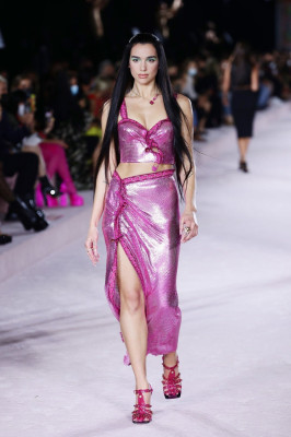 Dua Lipa - Versace Fashion Show at Milan Fashion Week 09/25/2021