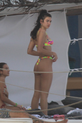 Dua Lipa is seen in Tulum, Mexico | 01.01.2021