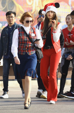 Eiza Gonzalez – Disneyland Park in Los Angeles 