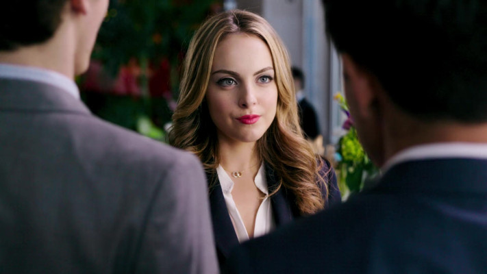 Elizabeth Gillies - Dynasty (2017) 1x01 &#039;I Hardly Recognized You&#039;