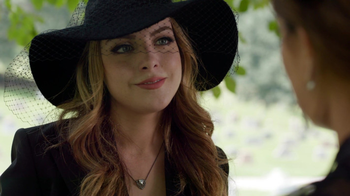 Elizabeth Gillies - Dynasty (2017) 1x02 &#039;Spit It Out&#039;