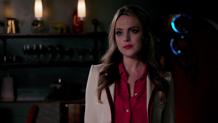 Elizabeth Gillies - Dynasty (2017) 1x08 &#039;The Best Things in Life&#039;