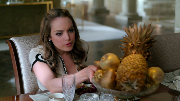 Elizabeth Gillies - Dynasty (2018) 1x10 &#039;A Well-Dressed Tarantula&#039;
