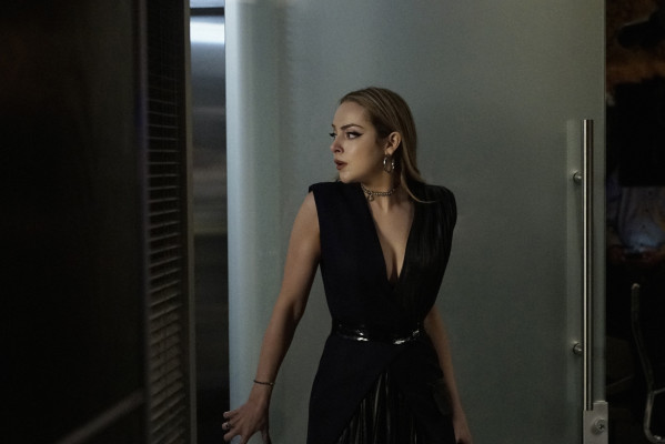 Elizabeth Gillies - Dynasty (2018) 1x20 &#039;A Line from the Past&#039;