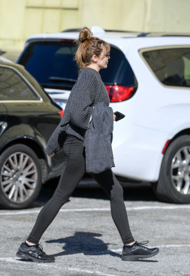 Elizabeth Olsen in Tights – Out in LA 02/26/2019