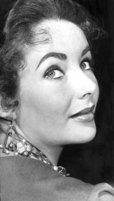 photo 18 in Elizabeth Taylor gallery [id389830] 2011-04-29 00:00:00