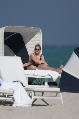 Ellie Goulding - Beach in Miami 01/21/2019