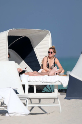 Ellie Goulding - Beach in Miami 01/21/2019