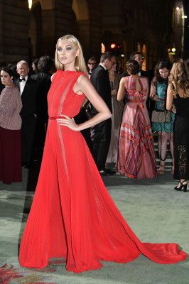 Elsa Hosk – Green Carpet Fashion Awards, Italia 2017