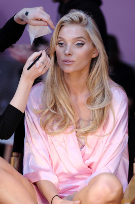 Elsa Hosk – Victoria’s Secret Fashion Show 2016 Backstage