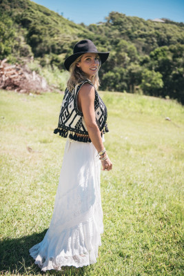 Elsa Pataky - Spell &amp; The Gypsy Collective