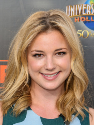 Emily VanCamp - &#039;EXTRA&#039; at Universal Studios Hollywood 12/08/2015