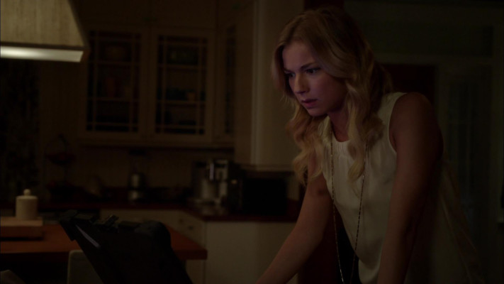 Emily VanCamp - Revenge (2012) 2x02 &#039;Resurrection&#039;