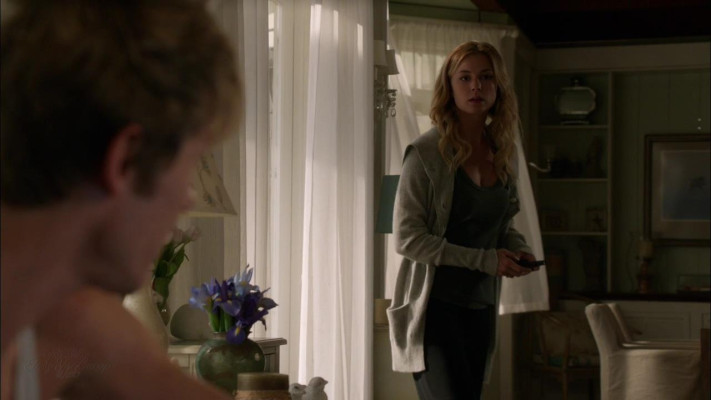 Emily VanCamp - Revenge (2012) 2x02 &#039;Resurrection&#039;