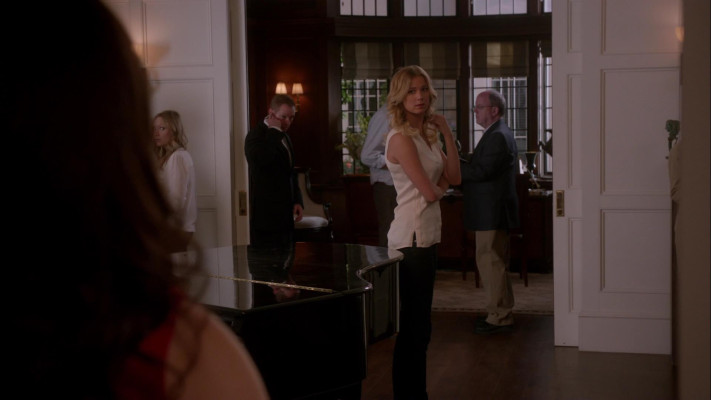 Emily VanCamp - Revenge (2012) 2x03 &#039;Confidence&#039;