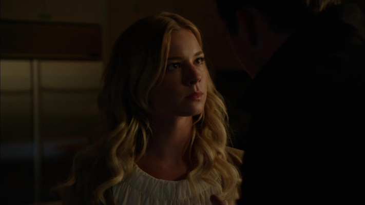 Emily VanCamp - Revenge (2012) 2x03 &#039;Confidence&#039;