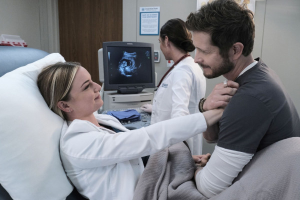 Emily VanCamp - The Resident (2021) 4x04 &#039;Moving On And Mother Hens&#039;