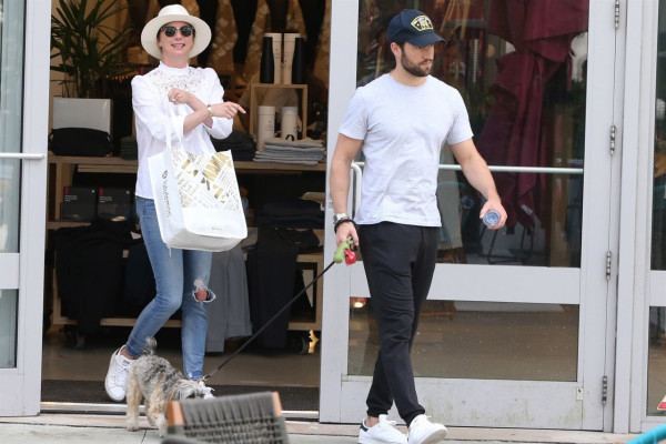 Emily VanCamp Casual Style – Honeymoon in Miami