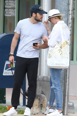 Emily VanCamp Casual Style – Honeymoon in Miami