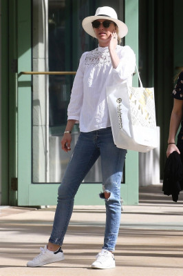 Emily VanCamp Casual Style – Honeymoon in Miami
